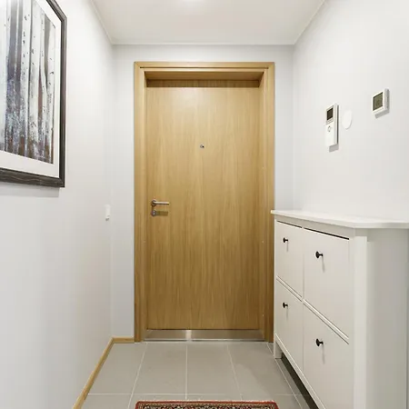 By The Old Town, New & Modern, 2 Bedroom Easy Access By Car, Free Parking アパート タリン