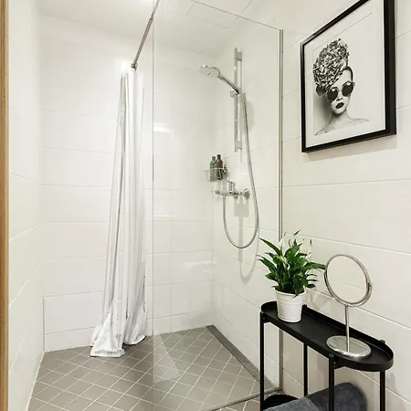 By The Old Town, New & Modern, 2 Bedroom Easy Access By Car, Free Parking *