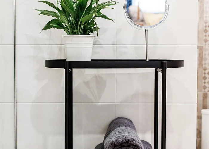 Apartman By The Old Town, New & Modern, 2 Bedroom Easy Access By Car, Free Parking *