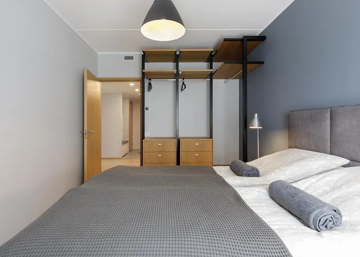 Apartmán By The Old Town, New & Modern, 2 Bedroom Easy Access By Car, Free Parking *