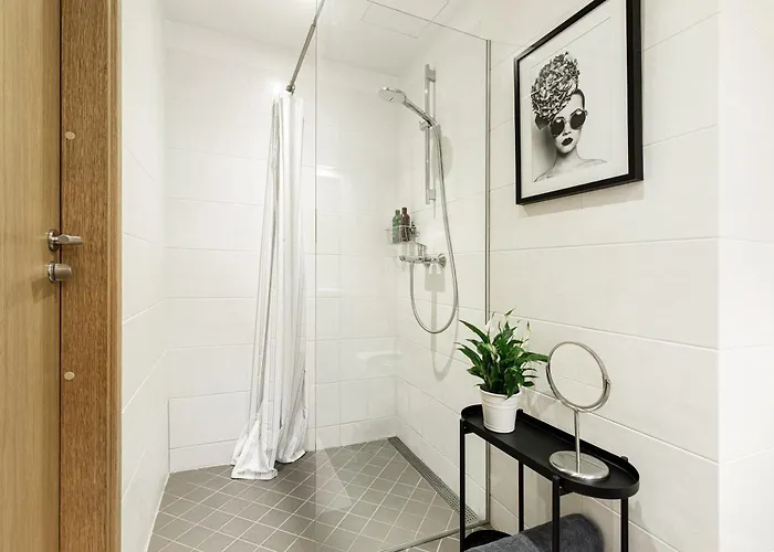 By The Old Town, New & Modern, 2 Bedroom Easy Access By Car, Free Parking *